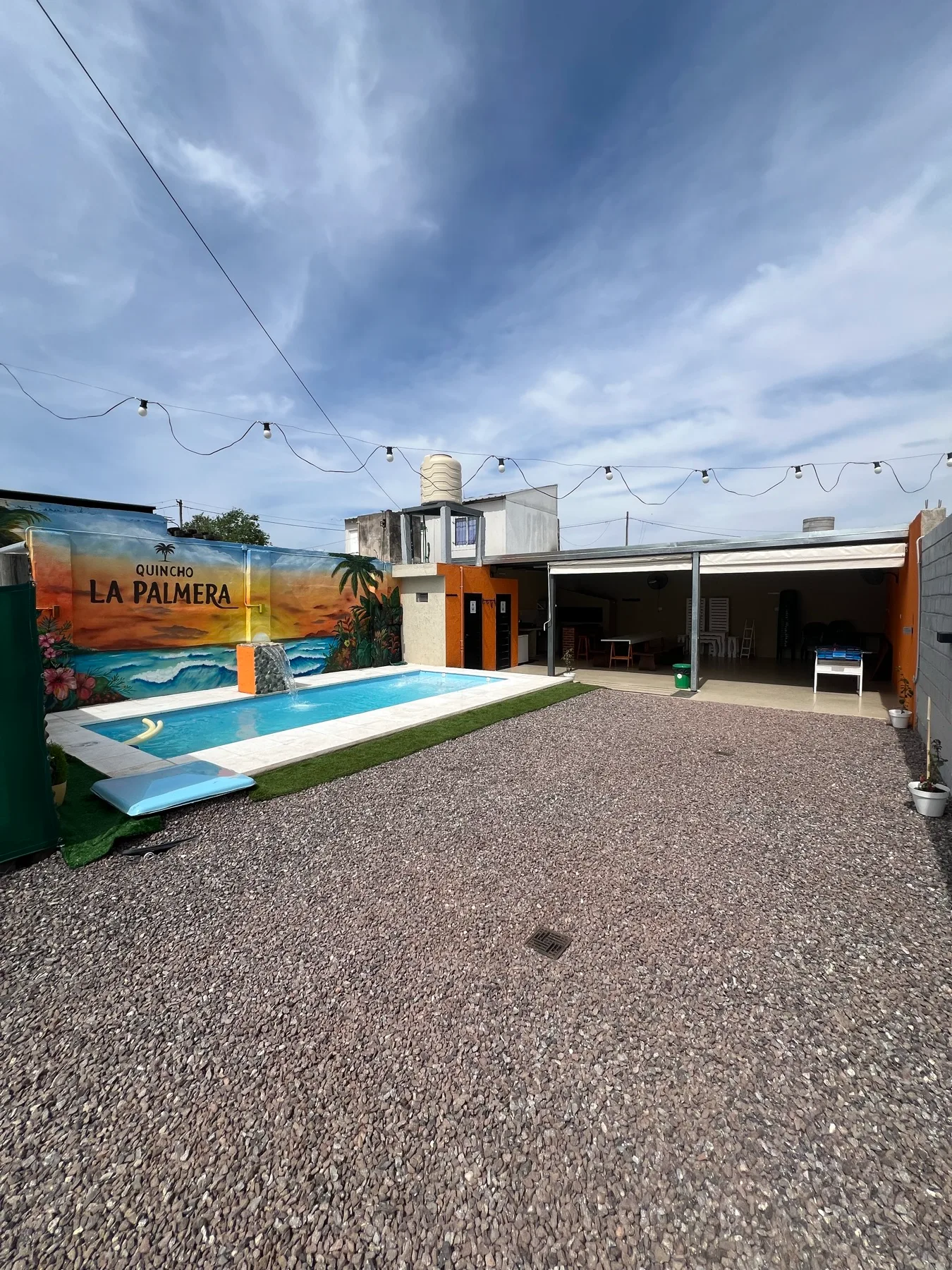Vista panorámica del patio, la pileta y el salón